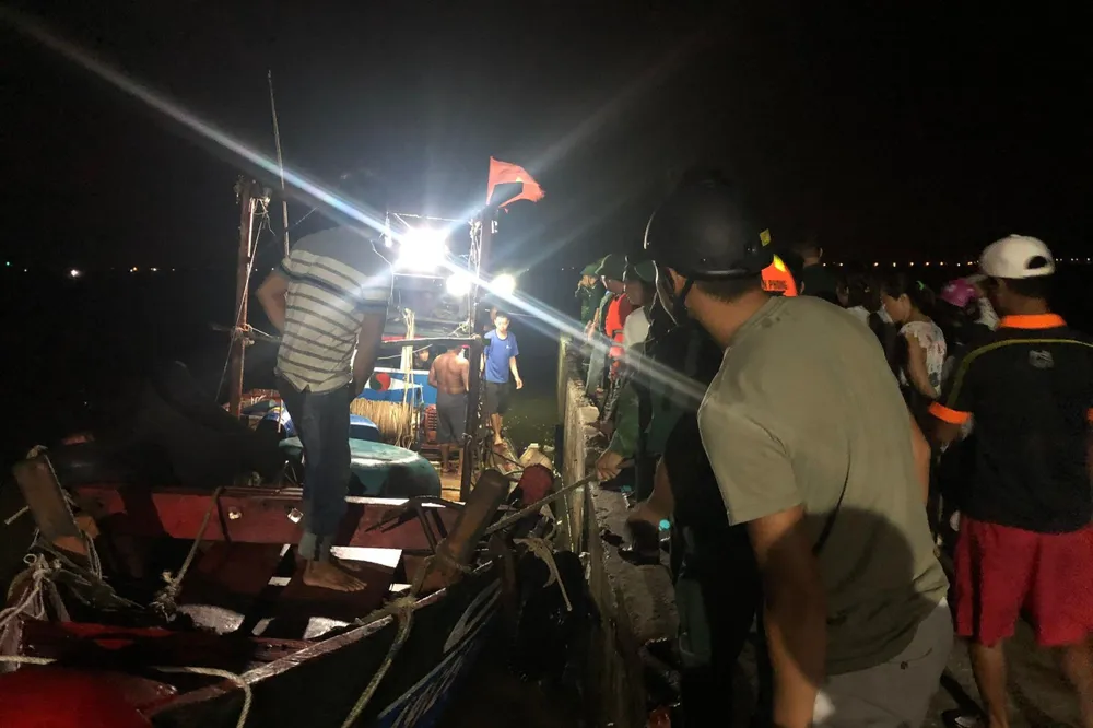 Chín ngư dân được đưa vào bờ. Ảnh: B.T