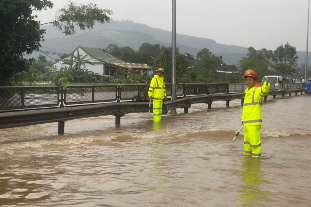 Quốc lộ 1A đoạn qua xã Lộc Trì, huyện Phú Lộc, Thừa Thiên - Huế trong sáng ngày 10-10 đã ngập sâu. Cảnh sát giao thông ra chốt chặn và làm công tác đảm bảo an toàn khi xe lưu thông.