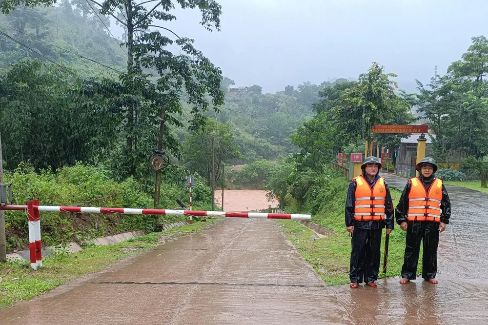Các chiến sĩ Đồn Biên phòng A Vao đội mưa chốt chặn ở những khu vực nước lũ chảy xiết.