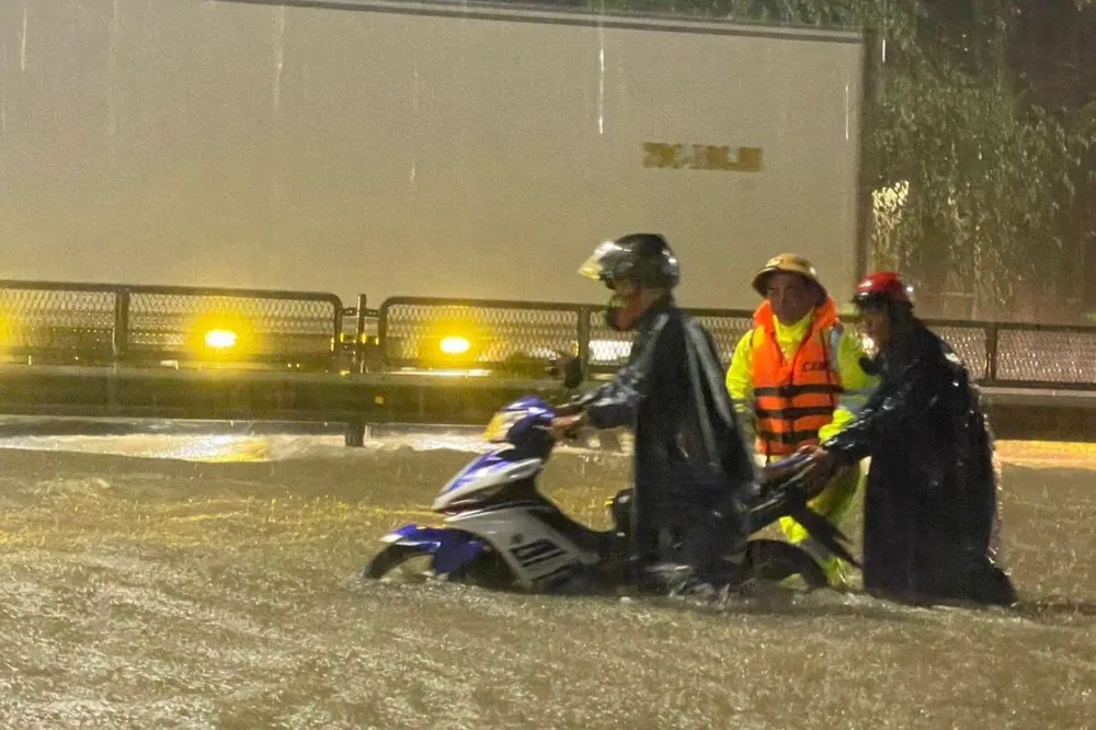 Quốc lộ 1A đoạn qua xã Lộc Trì, huyện Phú Lộc bị ngập sâu. Quốc lộ 1A đoạn qua xã Lộc Trì, huyện Phú Lộc bị ngập sâu.