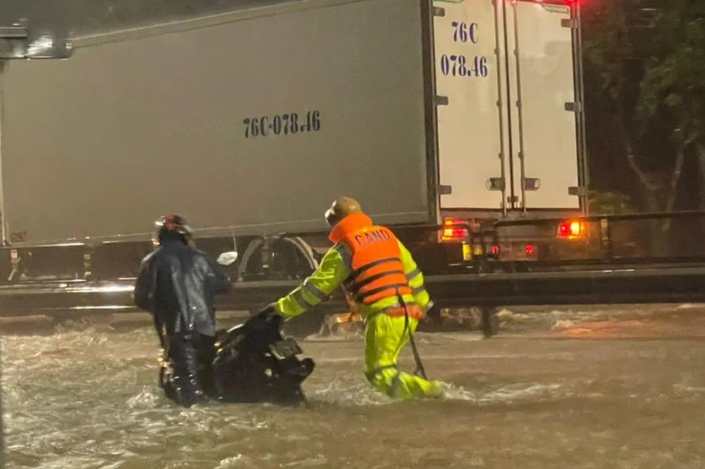 Rất nhiều phương tiện giao thông chết máy. Rất nhiều phương tiện giao thông chết máy.