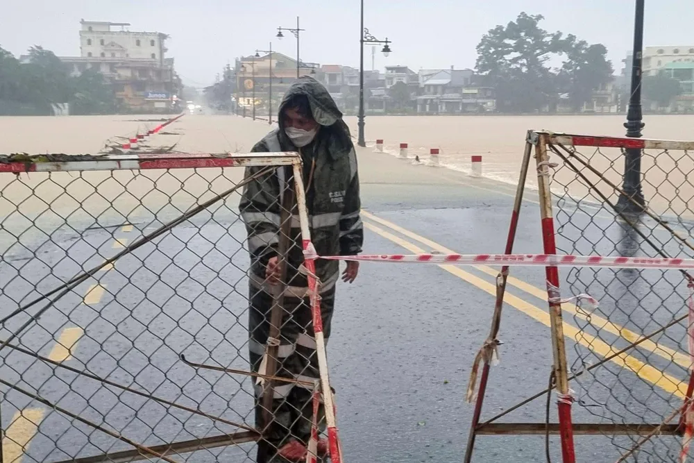 Cầu Đập Đá bị ngập sâu, lực lượng chức năng tổ chức chốt chặn.