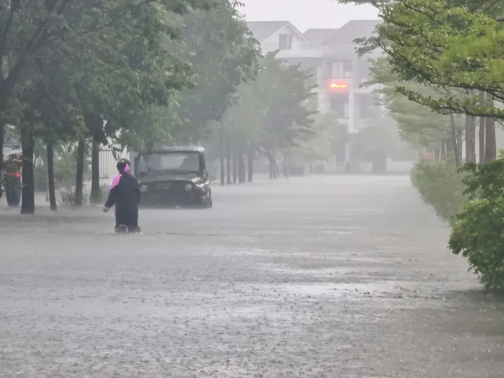 Nhiều tuyến đường bị ngập sâu.