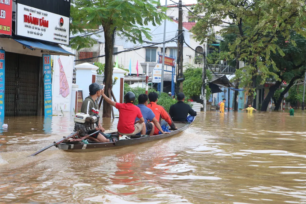 Người dân sử dụng thuyền để di chuyển. Người dân sử dụng thuyền để di chuyển.