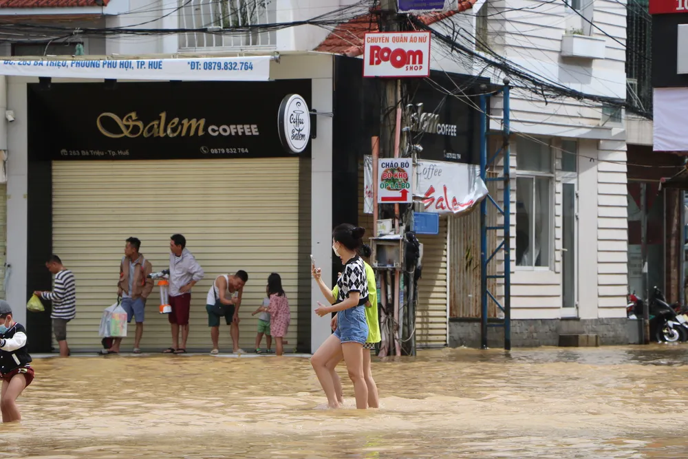 Đến trưa cùng ngày nước lũ có rút dần nhưng rất chậm. Đến trưa cùng ngày nước lũ có rút dần nhưng rất chậm.