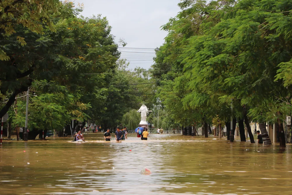 Người dân cho biết ở các tuyến đường Nguyễn Huệ, Hùng Vương nước lũ cao hơn trận lũ năm 2020. Người dân cho biết ở các tuyến đường Nguyễn Huệ, Hùng Vương nước lũ cao hơn trận lũ năm 2020.