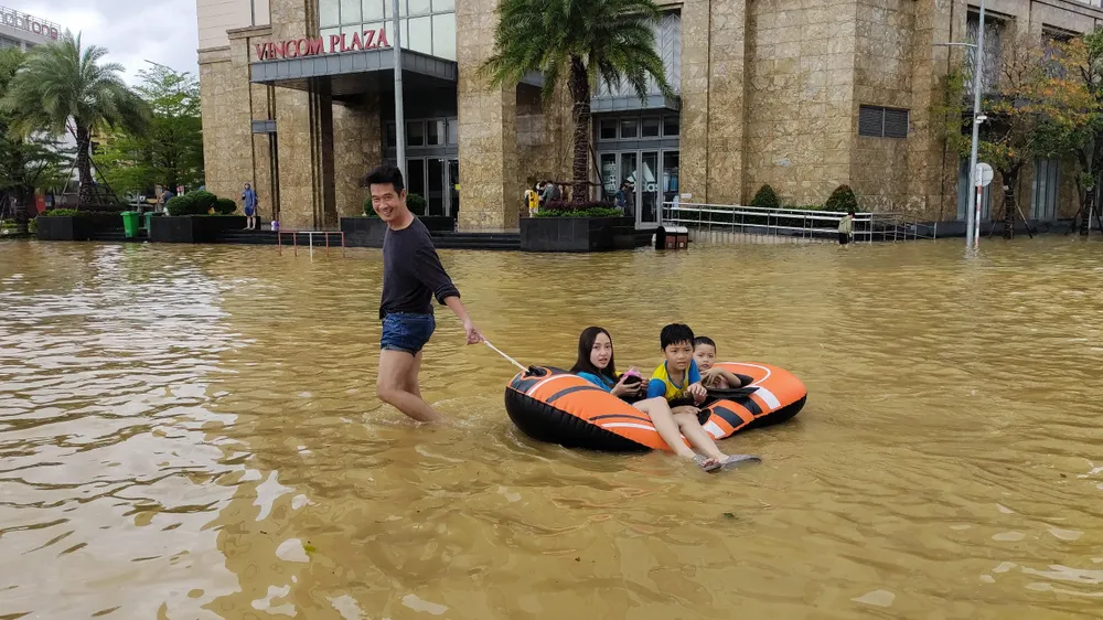 Sáng 15-10, mưa ở TP Huế (Thừa Thiên - Huế) trời tạnh mưa, nhiều nơi tại đây vẫn còn ngập sâu. Sáng 15-10, mưa ở TP Huế (Thừa Thiên - Huế) trời tạnh mưa, nhiều nơi tại đây vẫn còn ngập sâu.