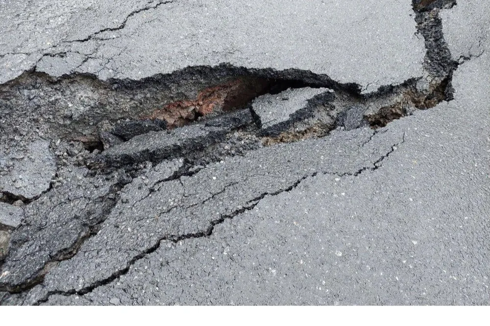 Con đường bị sạt lở. Con đường bị sạt lở.