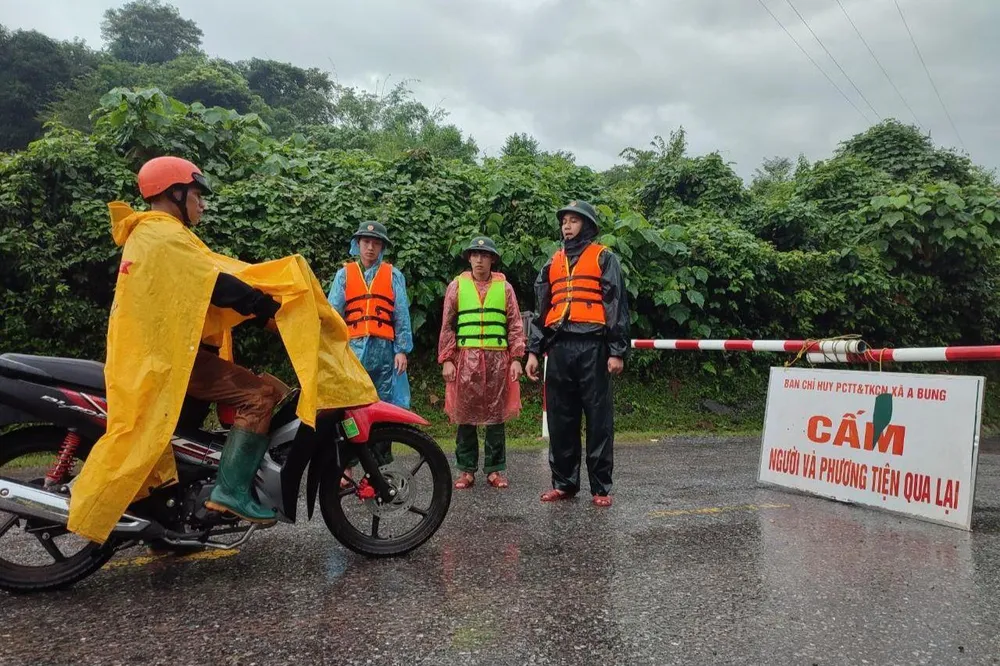 Lực lượng chức năng chốt chặn ở khu vực nguy hiểm. Lực lượng chức năng chốt chặn ở khu vực nguy hiểm.