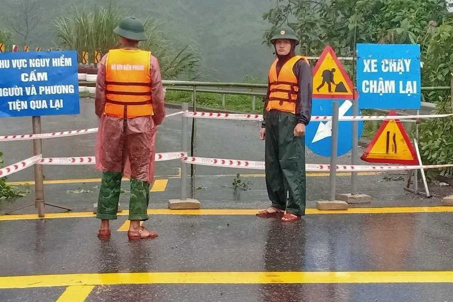 Lực lượng chức năng chốt chặn ở khu vực nguy cơ sạt lở. Lực lượng chức năng chốt chặn ở khu vực nguy cơ sạt lở.