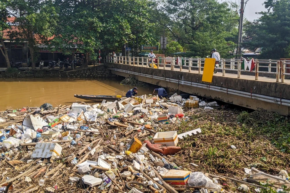 Rác theo dòng nước trôi về hạ du, mắc kẹt tại cầu Tam Tây (phường An Đông, TP Huế).