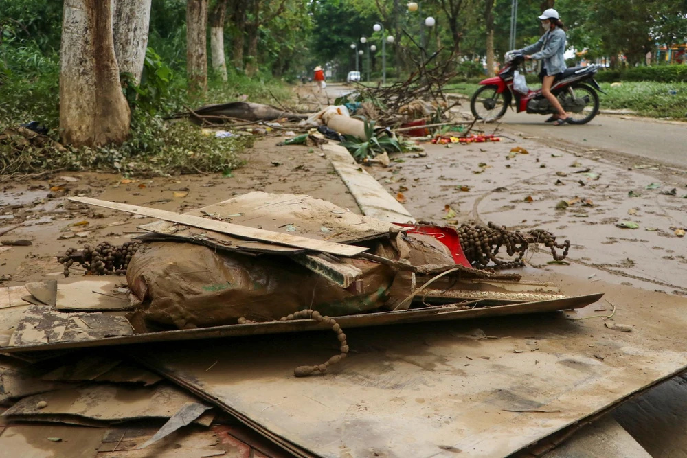 Ngày hôm nay, nước lũ đã rút dần, nước rút tới đâu người dân dọn dẹp tới đó.