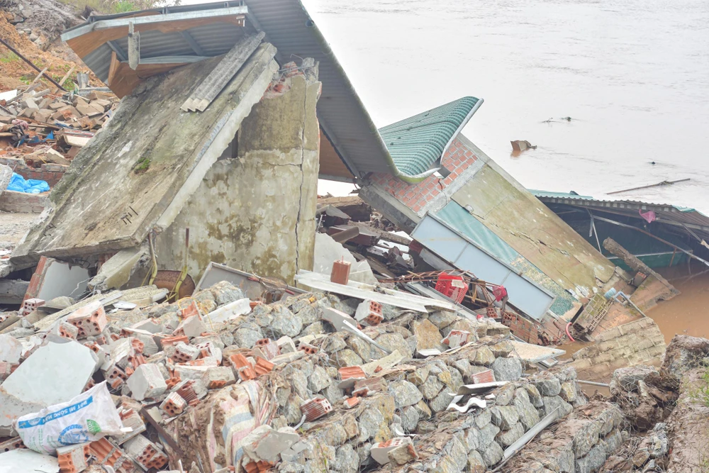 Anh Phú kể rằng, lúc này người dân sử dụng đèn pin và la hét thì em Thắng theo tính hiệu đèn trèo lên được bờ. "Lúc lên Thắng kể, ba cháu bị mắc kẹt chân, ba đẩy cháu lên rồi dặn lên nhờ người giúp đỡ, cứu ba sau" - anh Phú nói. Ảnh: NGUYỄN DO