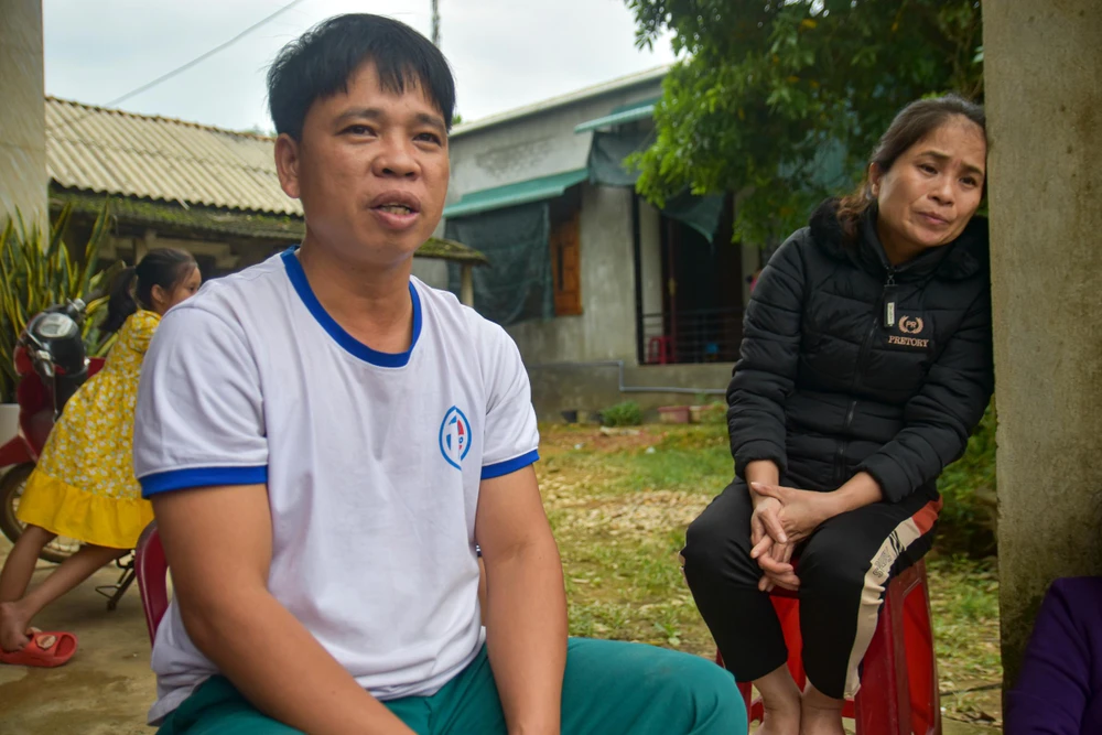 Anh Lê Văn Phú (SN 1980, ở xã Hải Lệ) ở gần những căn nhà bị sạt lở kể lại giây phút kinh hoàng đó. Ảnh: NGUYỄN DO