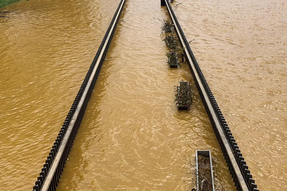 Những ngày này, nước lũ tại sông Hương đang rút dần, các công nhân bắt đầu dọn bùn đất ở cây cầu gỗ lim, công viên dọc bờ sông Hương để sớm phục vụ du khách. Những ngày này, nước lũ tại sông Hương đang rút dần, các công nhân bắt đầu dọn bùn đất ở cây cầu gỗ lim, công viên dọc bờ sông Hương để sớm phục vụ du khách.