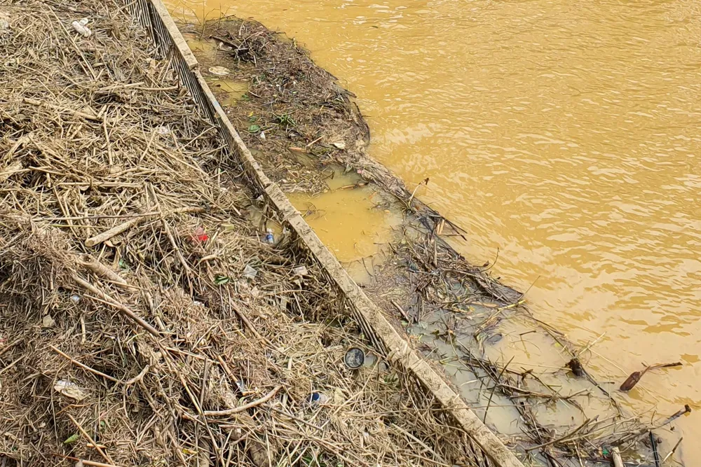 Rác bám bám lại bên cầu làm lan can bên cầu bị xiêu vẹo, hư hỏng. Rác bám bám lại bên cầu làm lan can bên cầu bị xiêu vẹo, hư hỏng.