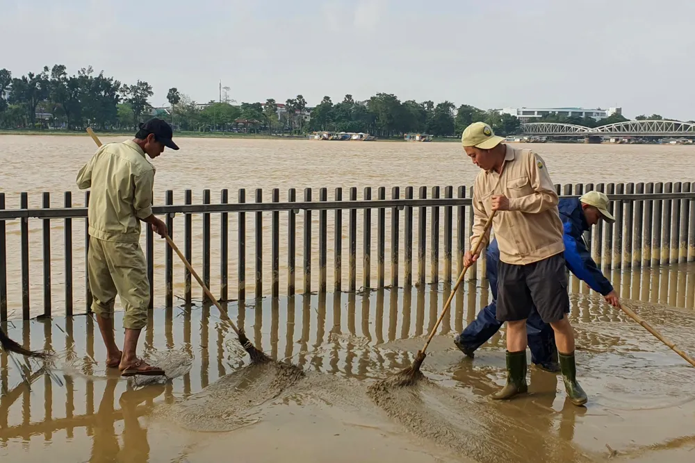 Mặt cầu được lát bằng gỗ lim, những ngày mưa lũ vừa qua nước lũ dâng cao khiến cây cầu chìm trong nước. Mặt cầu được lát bằng gỗ lim, những ngày mưa lũ vừa qua nước lũ dâng cao khiến cây cầu chìm trong nước.