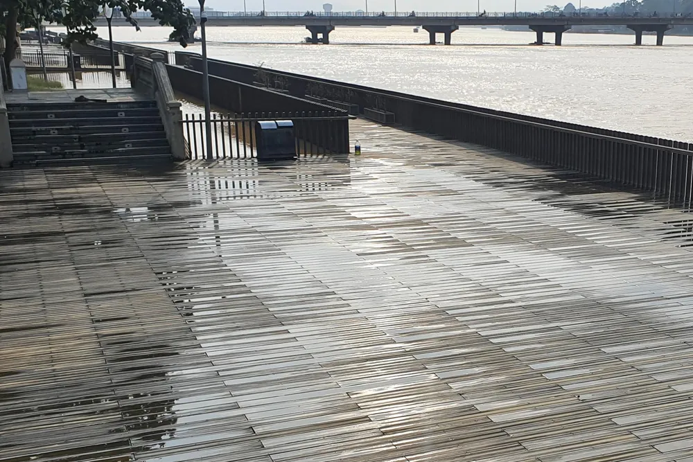 Mặt cầu gỗ lim sau khi được các công nhân dọn sạch. Mặt cầu gỗ lim sau khi được các công nhân dọn sạch.