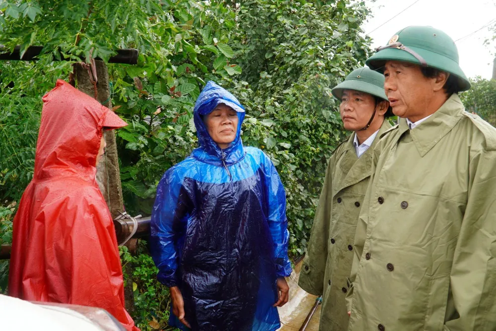 Phó Thủ tướng Lê Văn Thành thăm hỏi người dân