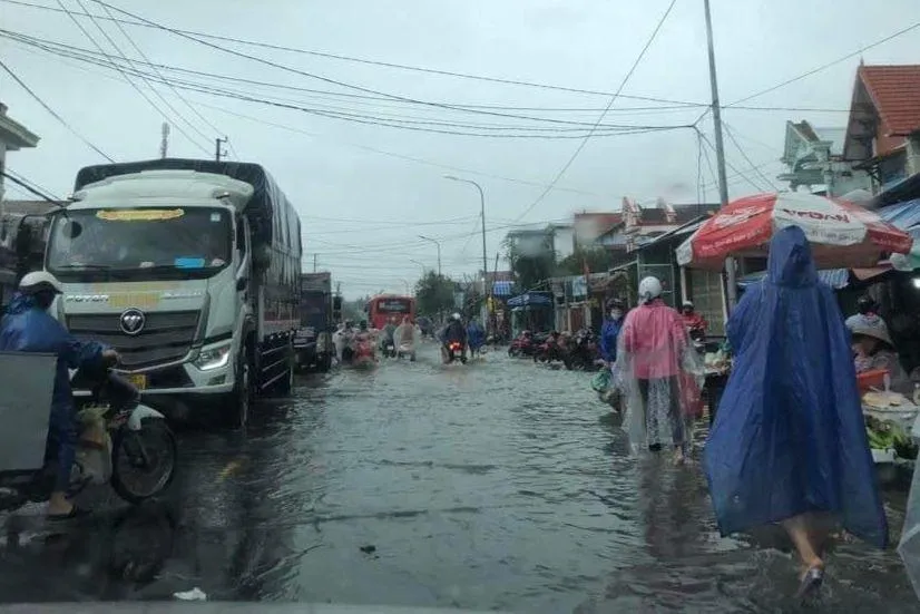 Triều cường dâng cao khiến nhiều nơi ở ven biển ở Huế bị ngập. Triều cường dâng cao khiến nhiều nơi ở ven biển ở Huế bị ngập.