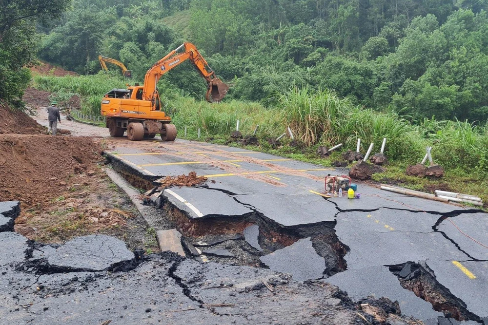 Lực lượng tham gia khắc phục hư hỏng tại Quốc lộ 15D. Ảnh: B.CƯƠNG