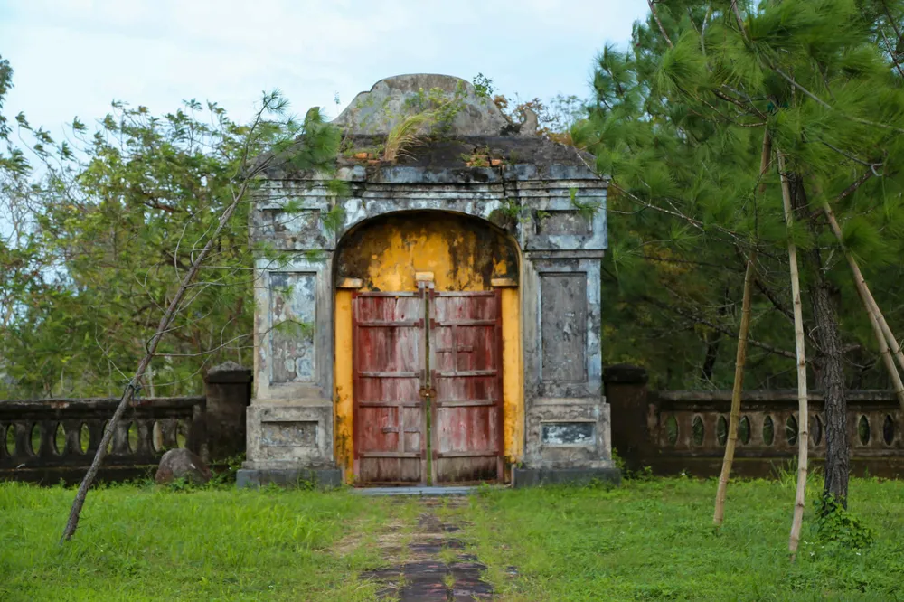Cụ thể, dự án này tập trung phục hồi thích nghi toàn bộ công trình Văn Miếu chính điện rộng 830m2, với hệ tường móng xây gạch và các bậc cấp; Cân chỉnh hệ thống chân táng đá Thanh hiện trạng, mặt nền hoàn thiện lát gạch Bát Tràng men; Phục hồi hệ khung gỗ, hệ mái, hệ vách cửa bằng gỗ; Phục hồi mái lợp ngói liệt men vàng và toàn bộ hệ thống giao giống trang trí; Phục hồi tường xây gạch vồ vữa tam hợp, bả màu, quét vôi màu vàng nhạt cùng các đồ nội thất bên trong.