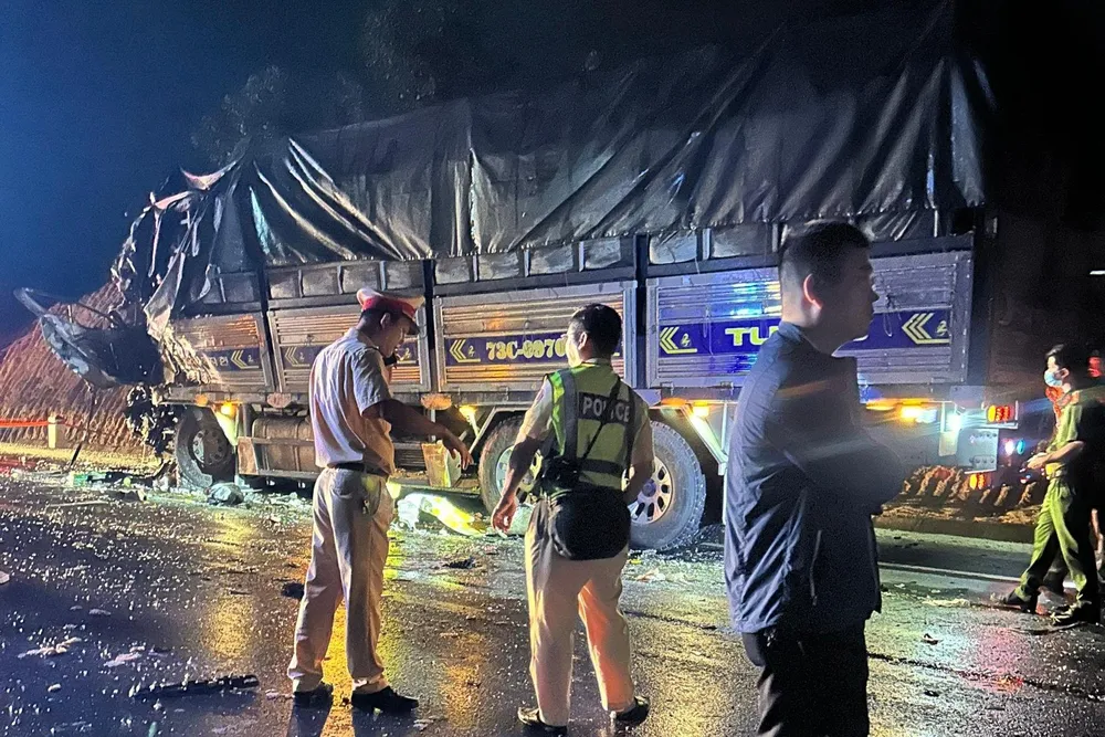 Lực lượng chức năng có mặt tại hiện trường làm rõ nguyên nhân vụ việc. Lực lượng chức năng có mặt tại hiện trường làm rõ nguyên nhân vụ việc.