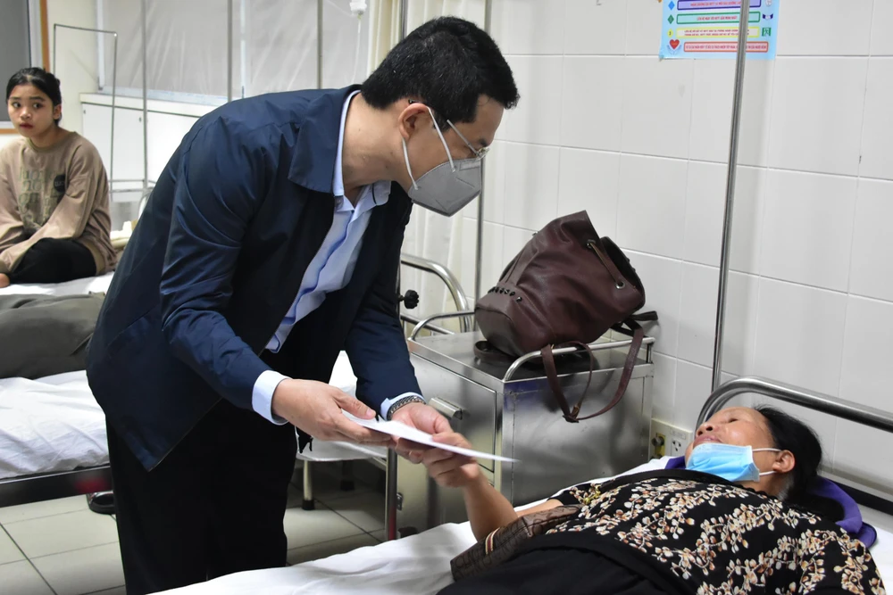 Ông Hoàng Hải Minh thăm hỏi những nạn nhân đang cấp cứu, điều trị tại Bệnh viện Trung ương Huế.