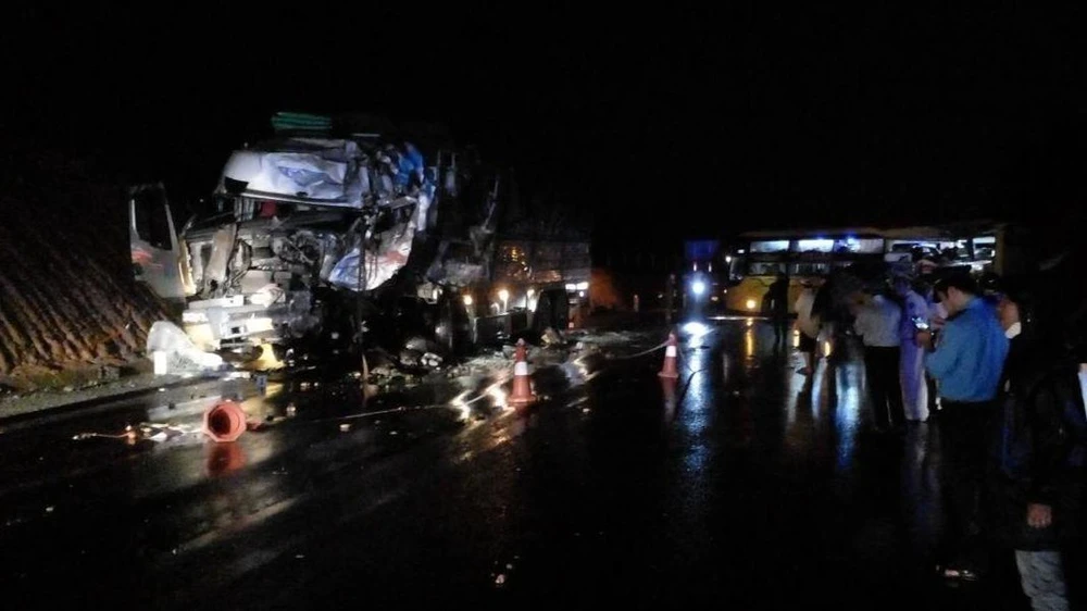 Hiện trường vụ tai nạn khiến 2 người chết, 13 người bị thương.