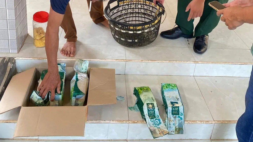 Những gói nghi là ma túy mà các ngư dân nhặt được trên biển. Ảnh: BĐBP CC Những gói nghi là ma túy mà các ngư dân nhặt được trên biển. Ảnh: BĐBP CC