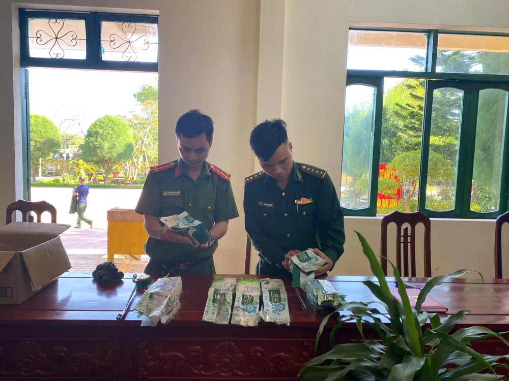 Lực lượng chức năng tiếp nhận số gói nghi là ma túy. Ảnh: BĐBP CC Lực lượng chức năng tiếp nhận số gói nghi là ma túy. Ảnh: BĐBP CC