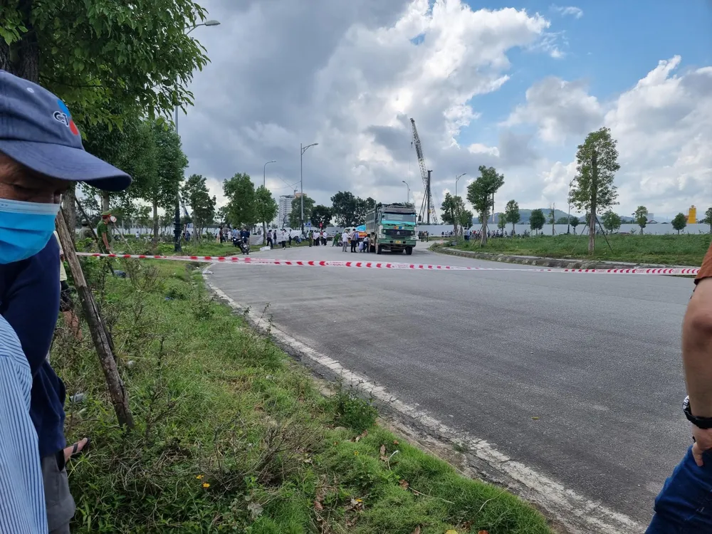 Lực lượng chức năng làm rõ nguyên nhân vụ tai nạn. Ảnh: CACC Lực lượng chức năng làm rõ nguyên nhân vụ tai nạn. Ảnh: CACC