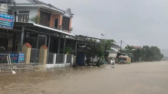 Mưa lớn khiến nhiều nơi nước ngập sâu, tràn vào nhà. Ảnh: ND Mưa lớn khiến nhiều nơi nước ngập sâu, tràn vào nhà. Ảnh: ND