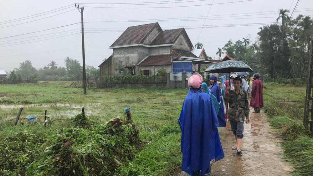 Người dân cùng lực lượng chức năng tìm kiếm người mất tích nghi do bị lũ cuốn.