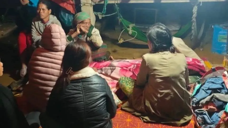 Người thân đau buồn trước cái chết của ông Phễ. Ảnh: ND.