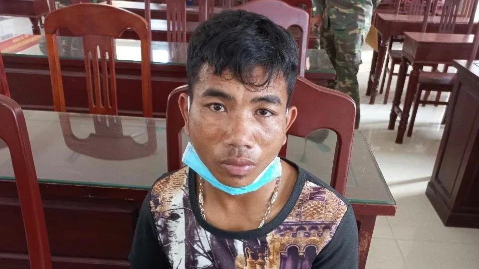 Lien BanXayNha bị bắt giữ khi đưa hai người xuất cảnh trái phép. Ảnh: BPQT Lien BanXayNha bị bắt giữ khi đưa hai người xuất cảnh trái phép. Ảnh: BPQT