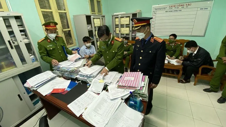 Giám đốc và kế toán trưởng CDC Thừa Thiên - Huế trước đó bị Công an tỉnh Thừa Thiên - Huế khởi tố để làm rõ về việc mua bán xét nghiệm COVID-19. Ảnh: CA. Giám đốc và kế toán trưởng CDC Thừa Thiên - Huế trước đó bị Công an tỉnh Thừa Thiên - Huế khởi tố để làm rõ về việc mua bán xét nghiệm COVID-19. Ảnh: CA.