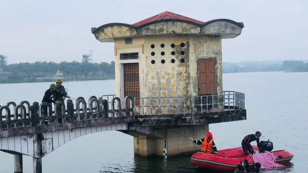 Cảnh sát PCCC và CNCH tìm kiếm thi thể người mất tích. Ảnh: PCCC&CNCN Công an tỉnh Quảng Trị. Cảnh sát PCCC và CNCH tìm kiếm thi thể người mất tích. Ảnh: PCCC&CNCN Công an tỉnh Quảng Trị.