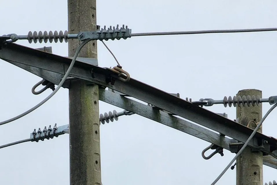 Nhiều thiết bị trên lưới điện bị trộm. Ảnh: M.THÀNH Nhiều thiết bị trên lưới điện bị trộm. Ảnh: M.THÀNH