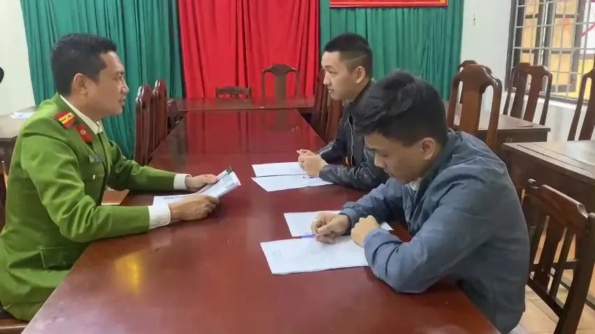 Nguyễn Hữu Sang và Nguyễn Thế Anh tại cơ quan công an. Ảnh: C.QUANG Nguyễn Hữu Sang và Nguyễn Thế Anh tại cơ quan công an. Ảnh: C.QUANG