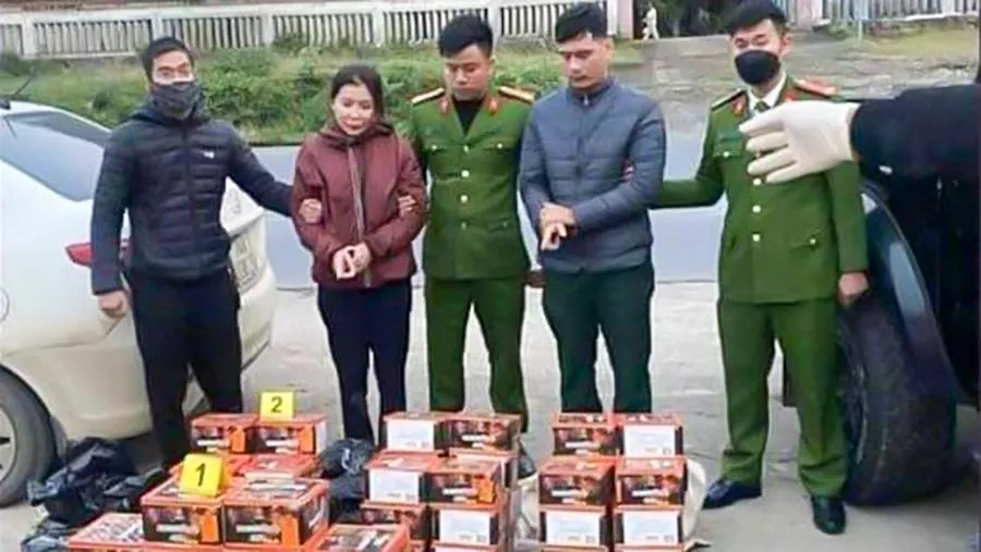 Lê Văn Thái và Hoàng Thị Oanh bị bắt giữ. Ảnh: CAHH Lê Văn Thái và Hoàng Thị Oanh bị bắt giữ. Ảnh: CAHH