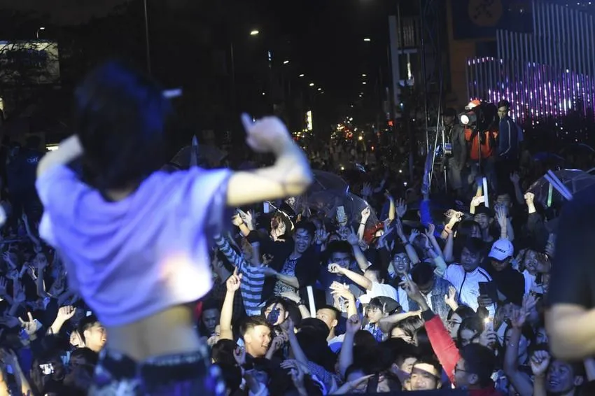 Chương trình nghệ thuật &apos;Countdown - Chào năm mới&apos; luôn thu hút đông đảo người dân và du khách tham gia. Ảnh: NGUYỄN DO