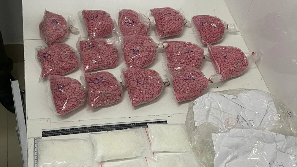 Tang vật gần 5 kg ma túy.