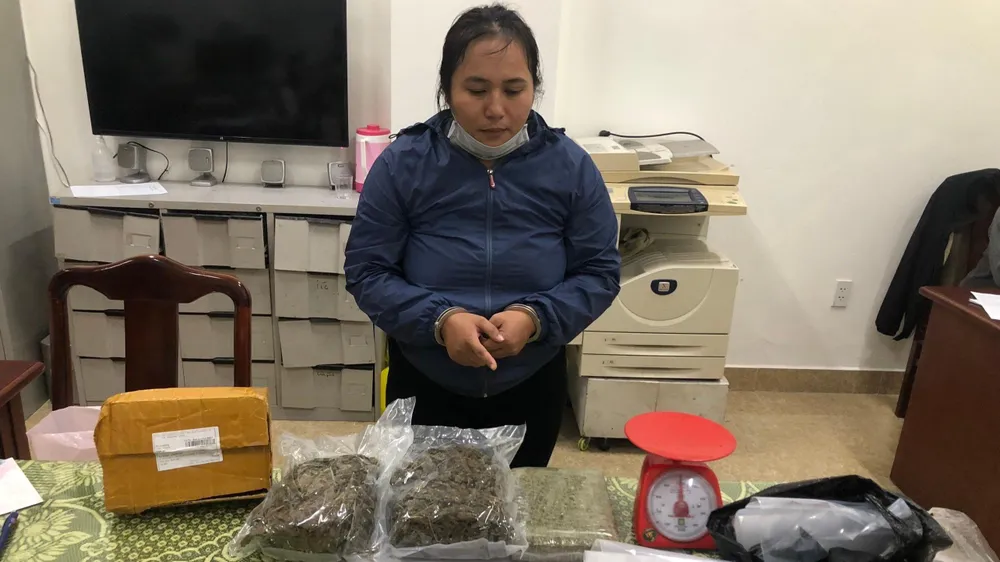 Hoàng Thị Thanh Thúy cùng tang vật. Hoàng Thị Thanh Thúy cùng tang vật.