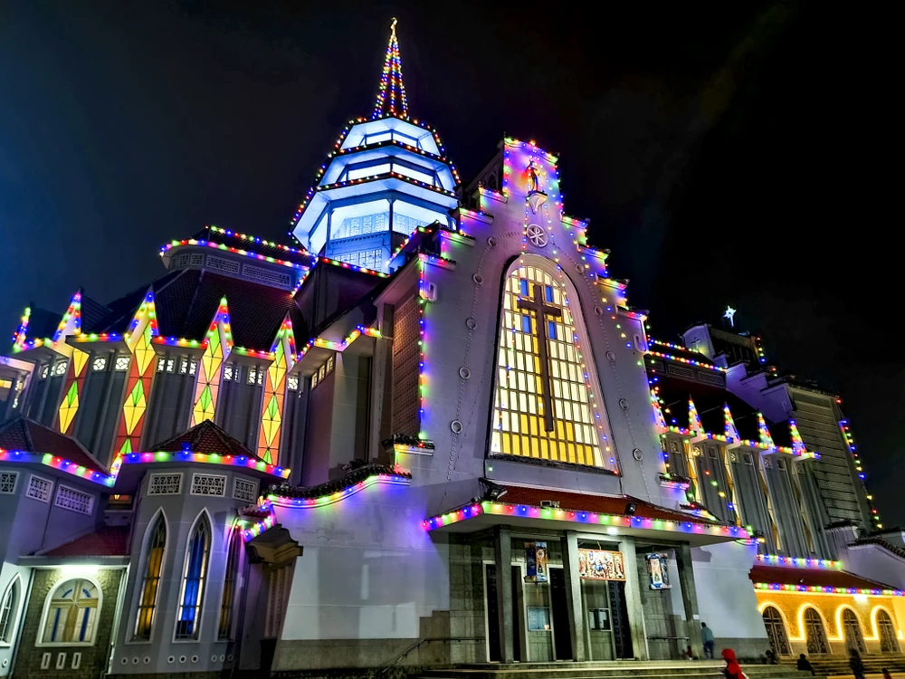 Tại TP Huế, các nhà thờ được trang hoàng lung linh để chào đón Giáng sinh.