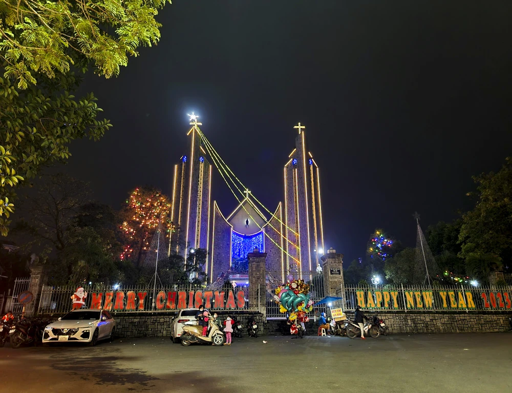 Tại nhà thờ Phủ Cam được trang trí lộng lẫy, đây là một điểm thu hút rất đông người dân và du khách mỗi đêm Giáng sinh.