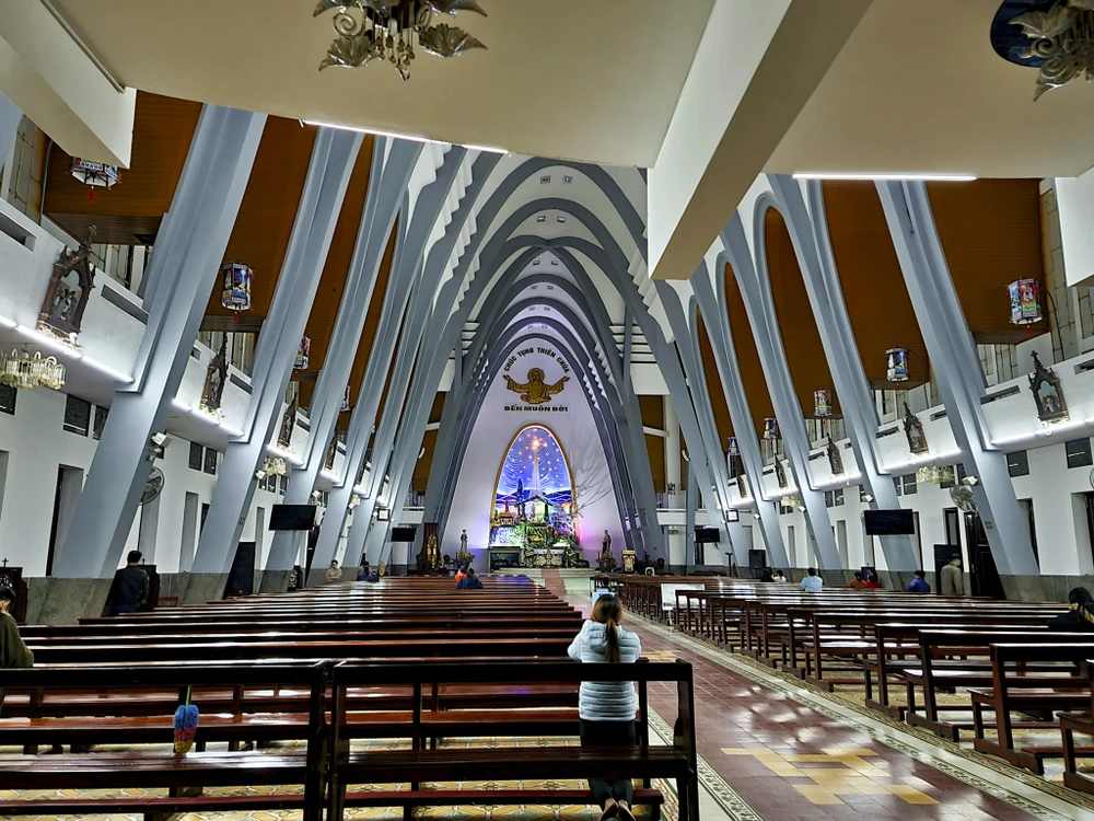 Từ rất sớm, nhiều người đã vào nhà thờ để cầu nguyện.