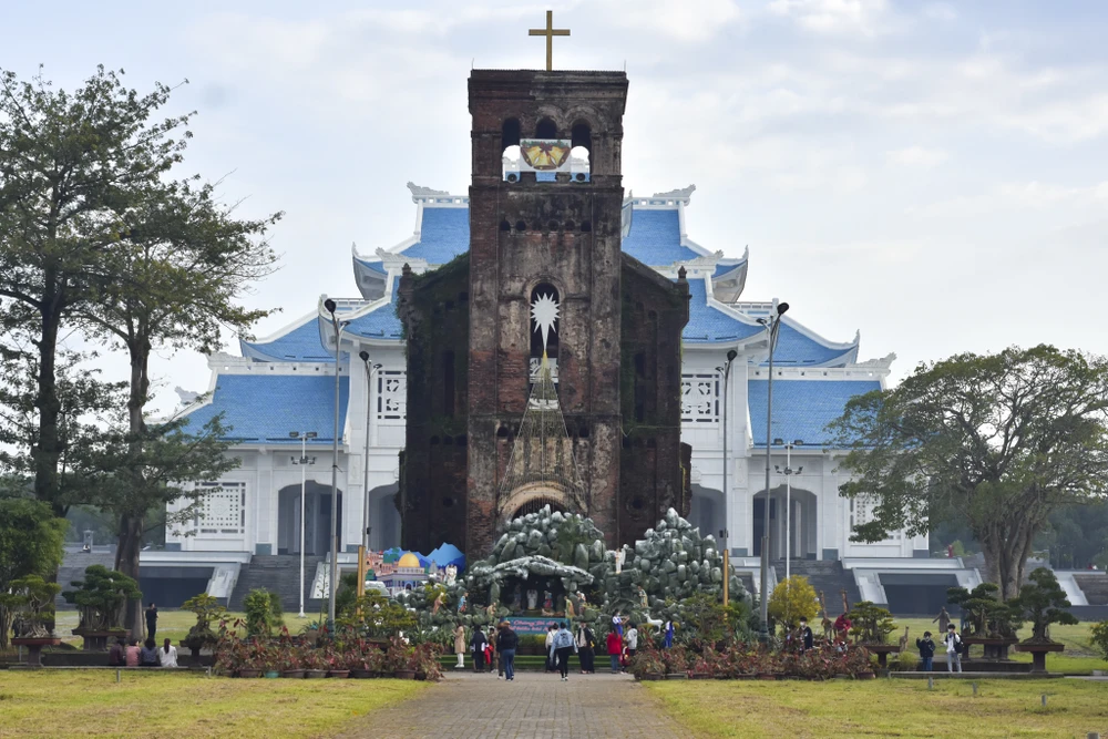 Thánh địa La Vang nằm ở huyện Hải Lăng, tỉnh Quảng Trị được trang hoàng để chào đón lễ Giáng sinh.