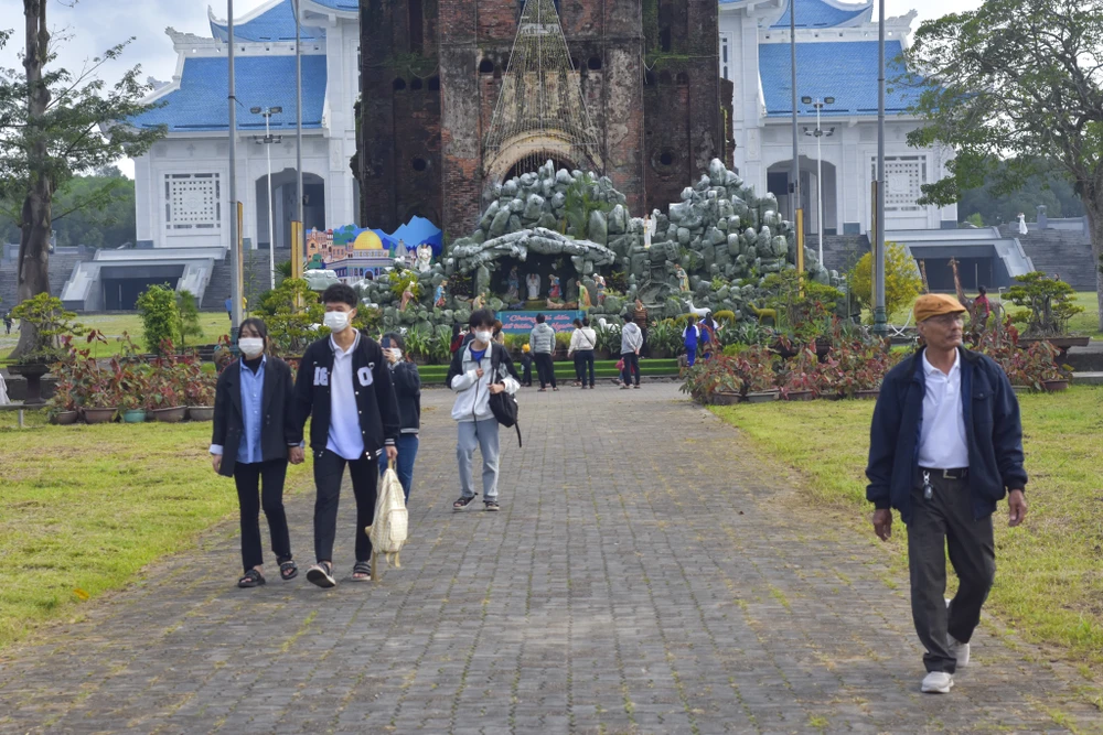 Một hang đá được dựng trước tháp chuông, đây là khu vực được nhiều người đến tham quan, chụp ảnh trong nhiều ngày qua.