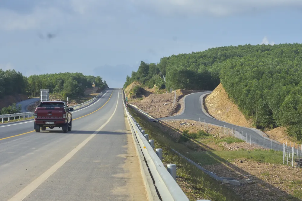 Tranh thủ thời tiết thuận lợi, các đơn vị thi công đang gấp rút hoàn thiện các hạng mục phụ trợ như lắp đặt hộ lan, rào chắn, xây dựng mương thoát nước… Ảnh: NGUYỄN DO